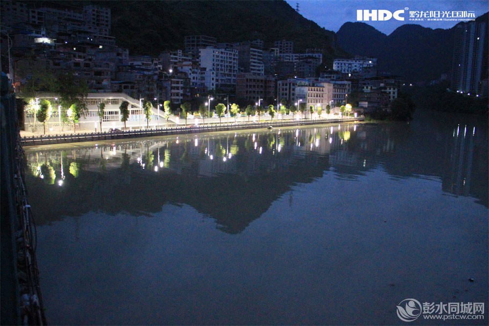 黎明的洪峰1.jpg