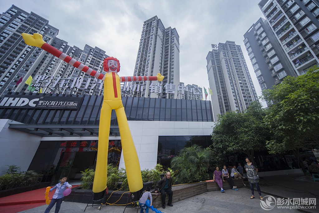 拥抱“阳光” 黔江钟绍珉摄 13320391298.jpg