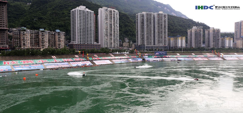 你追我赶-彭水水上运动1.jpg